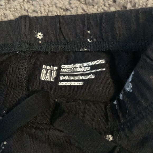 Baby Gap Black Floral Pants Size 0-3 Month EUC - Picture 2 of 4